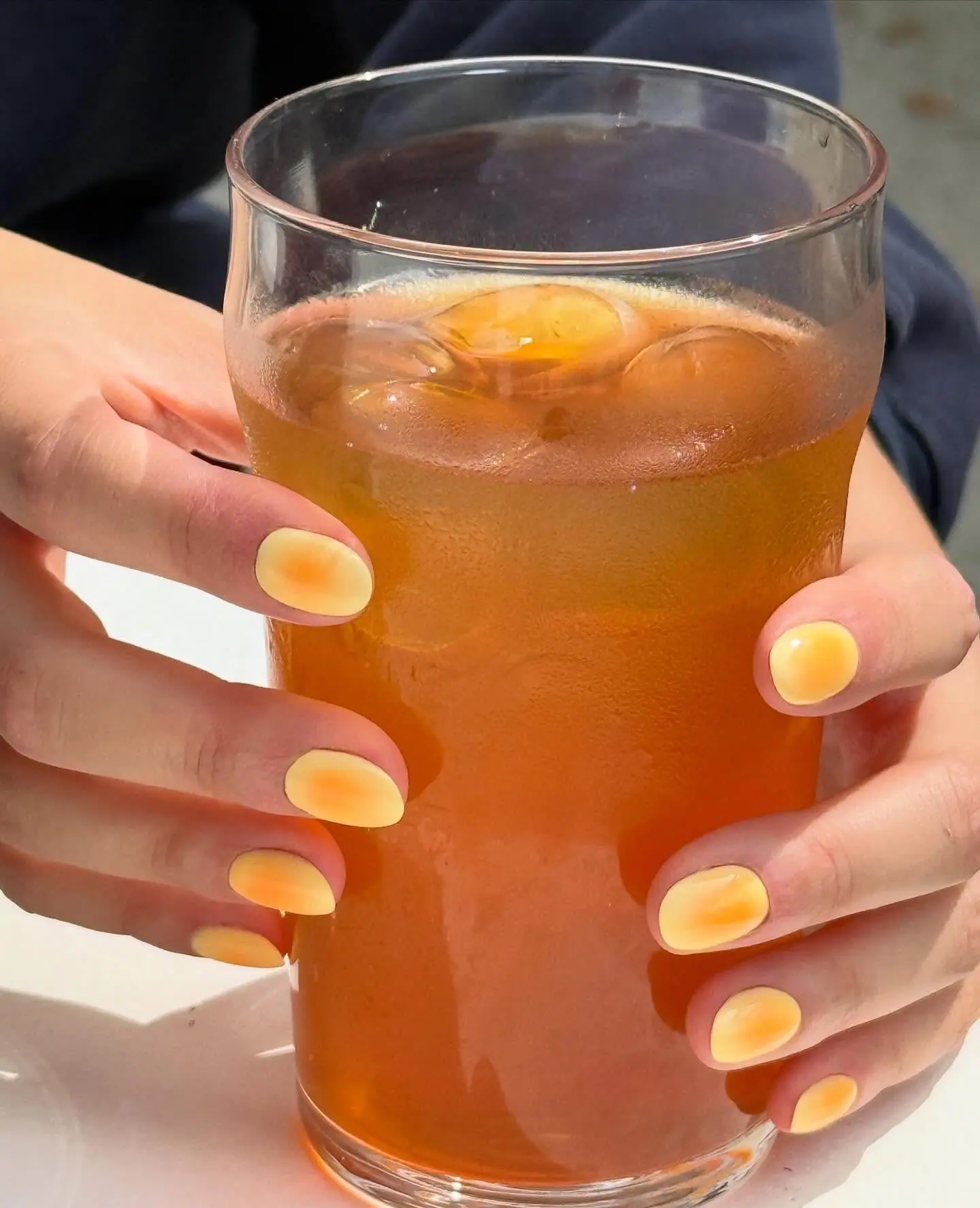 Nail art jaune en dégradé sur ongles en amande